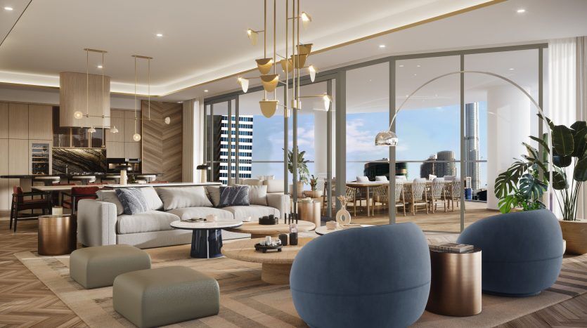 Salon luxueux dans un appartement de grande hauteur doté d'un mobilier moderne, de grandes fenêtres avec vue sur les toits de Dubaï, d'un éclairage élégant et d'une palette de couleurs neutres sophistiquées.