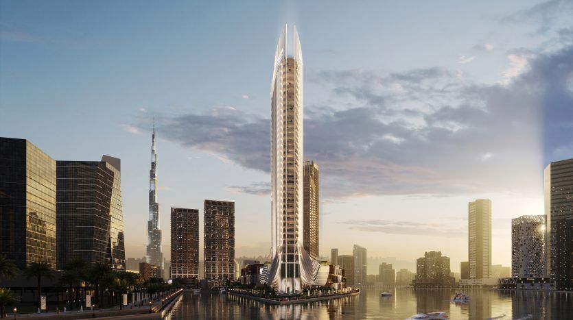 Un paysage urbain futuriste au coucher du soleil avec une tour élégante et haute au bord de l'eau, avec des bâtiments modernes et des bateaux sur l'eau, sous un ciel partiellement nuageux. Il convient de noter l'importance du luxueux Dubaï