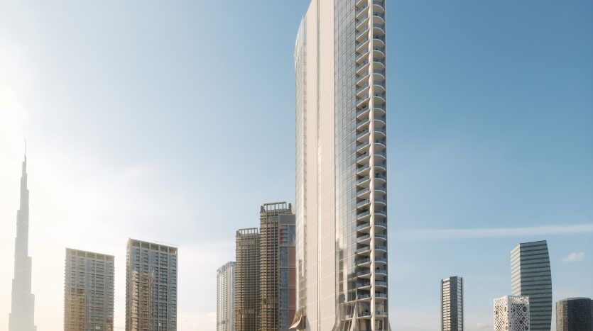 Immeuble futuriste situé sur une promenade au bord de l'eau, avec une ligne d'horizon de gratte-ciel modernes sous un ciel clair. Cadre urbain animé avec espaces verts et piétons à Dubaï.