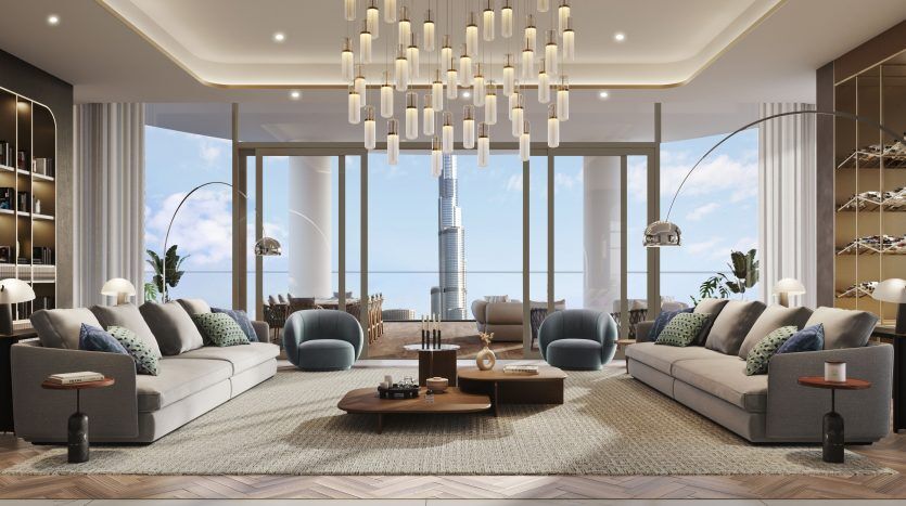 Salon moderne et luxueux dans une villa de Dubaï avec deux canapés, fauteuils et table centrale sous un lustre unique, ouvrant sur une vue sur la ville à travers de grandes fenêtres. Le décor comprend des plantes d'intérieur et