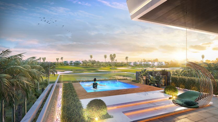 Vue luxueuse du balcon depuis une villa à Dubaï, dotée d'une piscine à débordement surplombant un parcours de golf luxuriant au coucher du soleil, avec des palmiers, de la verdure et un hamac, sous un ciel dégagé avec des oiseaux
