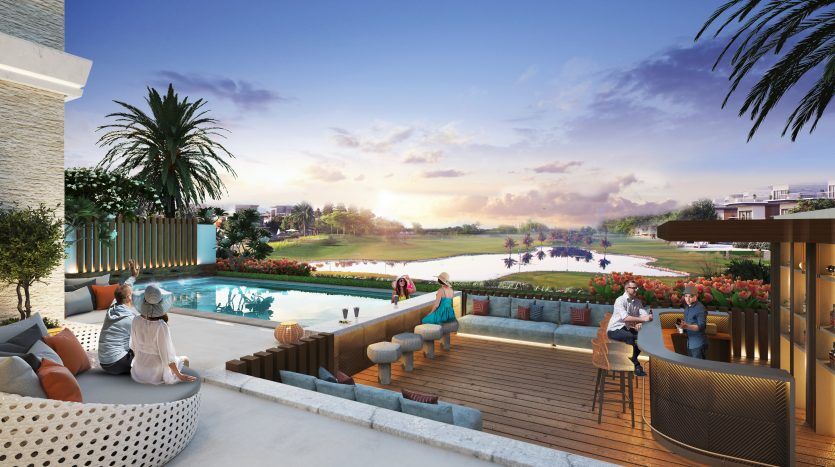 Rendu d'une luxueuse terrasse au bord de la piscine d'une villa de Dubaï surplombant un parcours de golf au coucher du soleil, avec des gens socialisant et profitant de la vue.