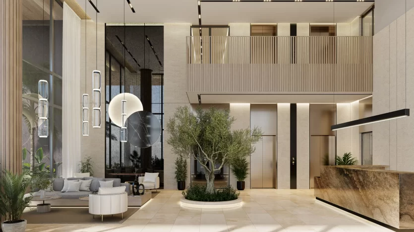 Hall d'entrée moderne avec de hauts plafonds, doté d'un balcon, d'un mobilier élégant assorti, de grandes jardinières avec des arbres et un mélange de matériaux en pierre naturelle et en bois, idéal pour investir à Dubaï.