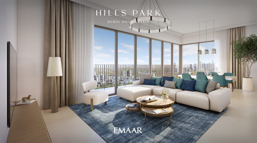 Un salon élégant dans un appartement de grande hauteur à Dubaï comprenant un grand canapé sectionnel, une table basse ronde et de grandes fenêtres offrant une vue panoramique sur la ville. La pièce est décorée avec du doux