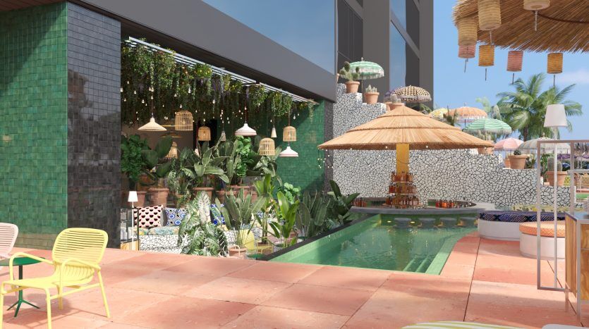 Un patio extérieur animé doté d'une petite piscine, entouré d'une verdure luxuriante et de carrelages artistiques, meublé de chaises colorées et ombragé par des parasols en paille, sous un ciel ensoleillé dans une villa de Dubaï.
