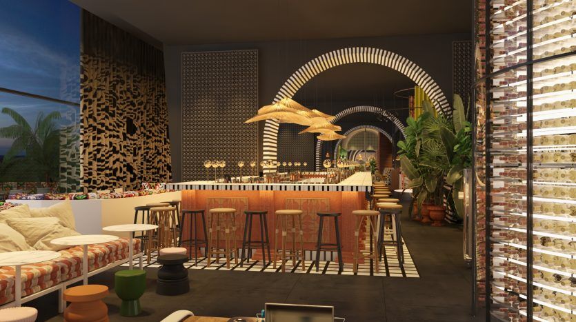 Intérieur de bar luxueux au crépuscule à Dubaï, avec d'élégants tabourets en bois, une arcade, des plantes d'intérieur luxuriantes et des éléments de design art déco élégants.
