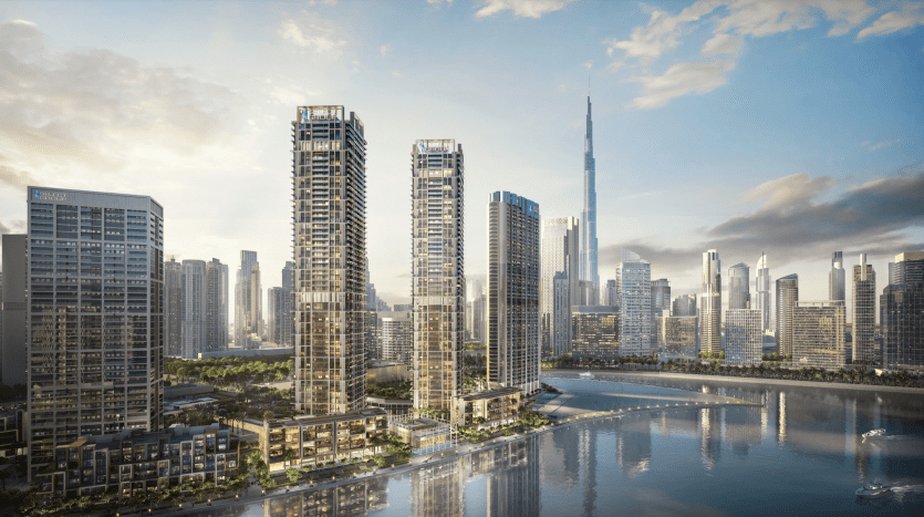 Un rendu artistique d'un paysage urbain futuriste au bord de l'eau à Dubaï avec plusieurs grands gratte-ciel, une verdure luxuriante à leur base et une rivière calme au premier plan avec un ciel clair.