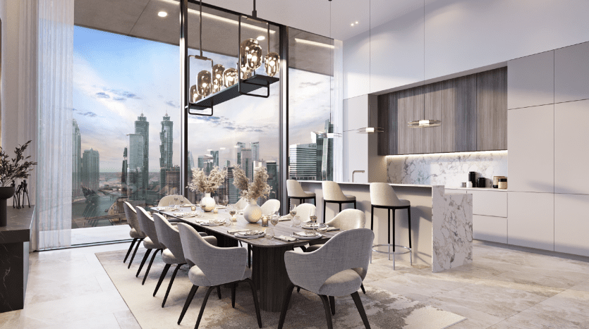 Salle à manger luxueuse dans un appartement de Dubaï avec une grande table dressée pour un repas, entourée de chaises rembourrées grises, donnant sur les toits de la ville à travers des baies vitrées. Décoration moderne avec du marbre