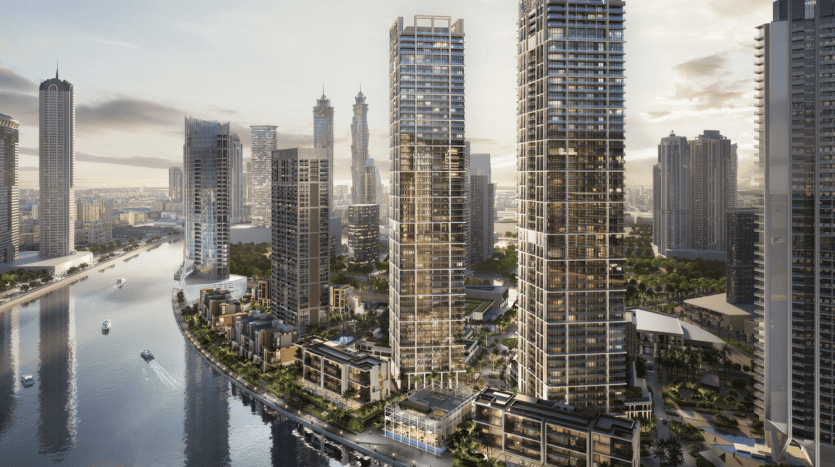 Un front de mer urbain moderne avec des immeubles de grande hauteur, des terrasses verdoyantes et une rivière qui serpente à travers le paysage urbain lors d'un coucher de soleil serein offre des opportunités d'investissement de premier ordre pour l'immobilier à Dubaï.