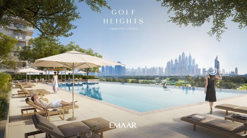 Espace piscine de luxe à Golf Heights avec chaises longues et parasols, surplombant les toits de la ville lointaine de Dubaï, avec une femme tenant un chapeau de soleil regardant vers les bâtiments.