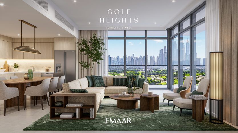 Salon luxueux donnant sur un parcours de golf avec les toits de la ville en arrière-plan, décoré avec un mobilier moderne et de la lumière naturelle. Superposition de texte : "Golf Heights Emirates Living - Emaar. Immobilier