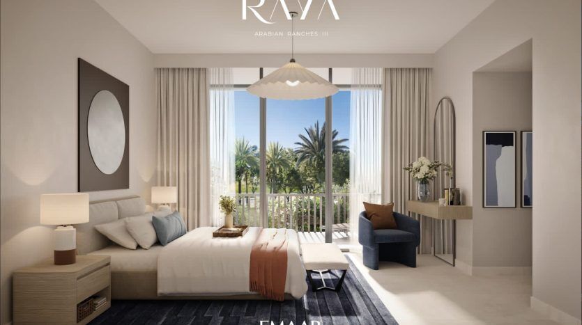 Chambre moderne, lumineuse et spacieuse avec un grand lit, une décoration blanche et beige, un fauteuil bleu, des portes de balcon dans "raya arabian ranches iii" d'Emaar, un excellent investissement