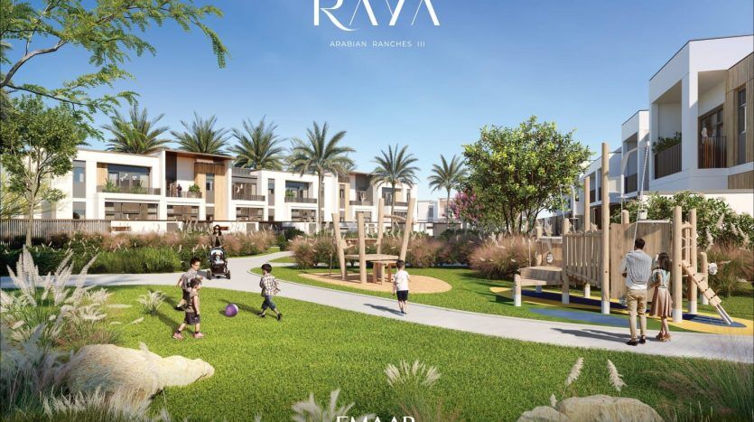 Une scène communautaire dynamique à Raya, Arabian Ranches III à Dubaï, montrant des familles profitant d'une journée ensoleillée. Les enfants jouent près d'une aire de jeux en bois entourée d'une verdure luxuriante et de maisons de ville modernes.