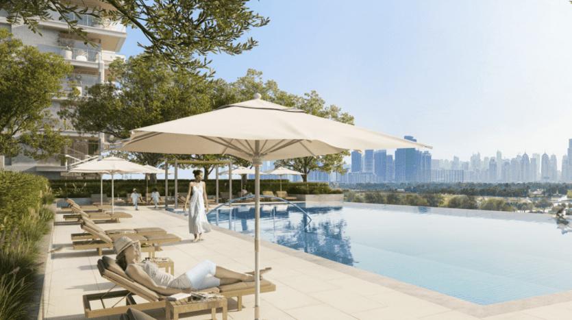 Un bord de piscine luxueux avec des chaises longues et de grands parasols surplombant les toits de la ville, accompagné d'une personne en robe longue marchant au bord de la piscine dans une villa haut de gamme à Dubaï.