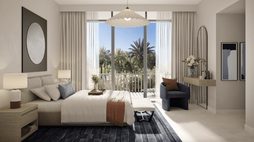 Une chambre moderne dans une villa de Dubaï avec un grand lit, des œuvres d'art murales et des portes-fenêtres s'ouvrant sur une vue sur les palmiers sous un ciel ensoleillé. La chambre présente des tons neutres avec des accents bleus et élégants