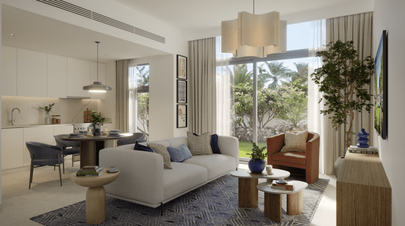 Un salon moderne et bien éclairé comprenant un canapé confortable, des fauteuils et un coin repas idéal pour l'immobilier Dubaï, avec de grandes fenêtres offrant une vue sur la verdure luxuriante à l'extérieur. Le