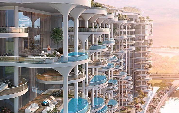 Un immeuble d'appartements de luxe moderne à Dubaï avec des balcons incurvés et des piscines privées donnant sur une vue panoramique, éclairée par un coucher de soleil chaud et doré.