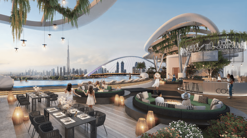 Restaurant en plein air sur une terrasse au bord de l'eau avec un mobilier moderne, des décorations végétales luxuriantes et des clients profitant de leur temps. Les toits de la ville et un grand pont en arrière-plan sous un ciel clair, offrant un aperçu des opportunités d'investissement