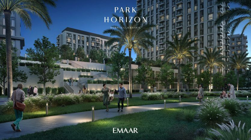 Rendu numérique d'un quartier résidentiel de luxe au crépuscule à Dubaï, montrant des gens marchant parmi des jardins luxuriants, entourés de grands bâtiments modernes et de palmiers. Le texte « Park Horizon, Emaar » s'affiche.