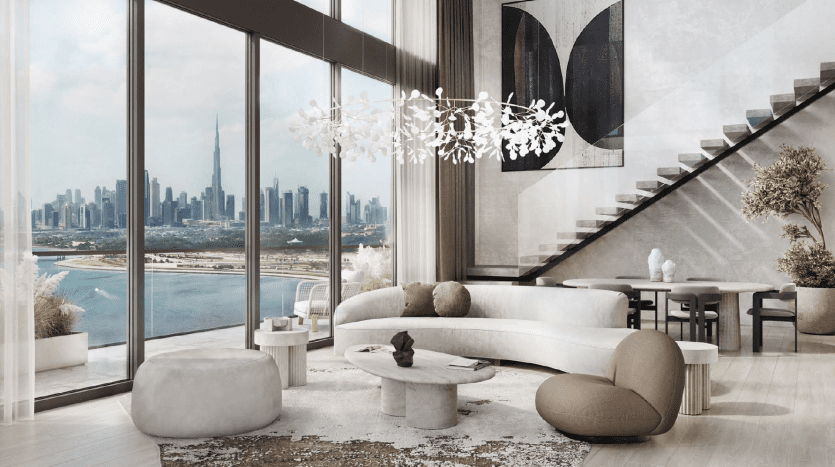 Un luxueux salon moderne dans un appartement de Dubaï avec de grandes fenêtres donnant sur les toits de la ville, un canapé blanc courbé, une décoration chic et un grand escalier.