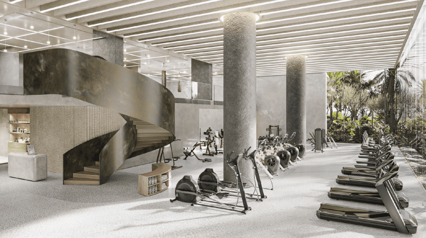 Intérieur de salle de sport moderne dans une villa de Dubaï, comprenant des tapis roulants élégants, des poids et des plantations intérieures sous un haut plafond baigné de lumière naturelle, complétés par un escalier élégant et des piliers en béton.