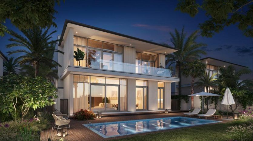 Villa moderne de deux étages à Dubaï avec de grandes fenêtres en verre, éclairées de l'intérieur, au crépuscule. Cet appartement dispose d'une terrasse, d'une piscine et d'un espace extérieur relaxant doté de sièges et d'un hamac.