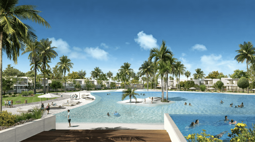 Une scène vibrante de type complexe hôtelier mettant en vedette un grand lagon artificiel entouré de palmiers, avec des gens qui nagent, flottent et se prélassent. Villa blanche de faible hauteur, bâtiments de Dubaï en arrière-plan sous un ciel bleu clair