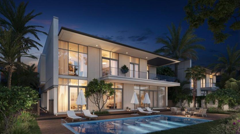 Maison moderne de deux étages à Dubaï éclairée au crépuscule avec de grandes fenêtres et une piscine au premier plan, entourée d'un aménagement paysager luxuriant.