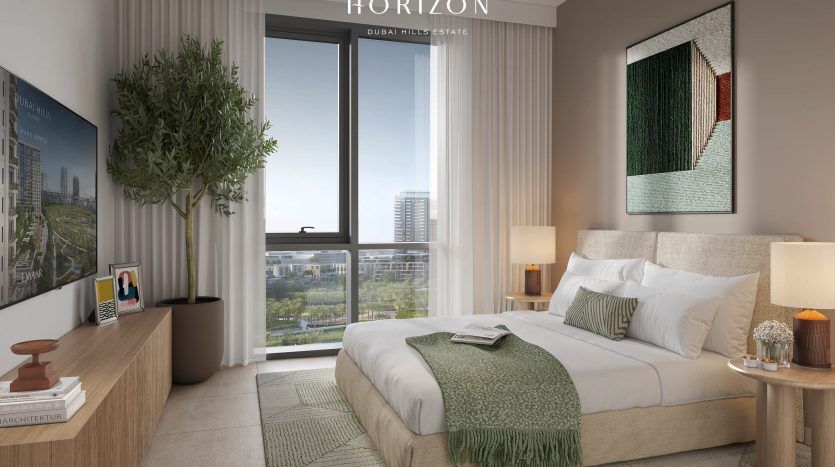 Intérieur de chambre moderne avec un grand lit, un jeté vert, une table de chevet, une grande fenêtre avec vue sur le parc et une affiche promotionnelle pour l'horizon du parc, Dubai Hills Estate par Emaar, présentant les opportunités de l'immobilier à Dubaï