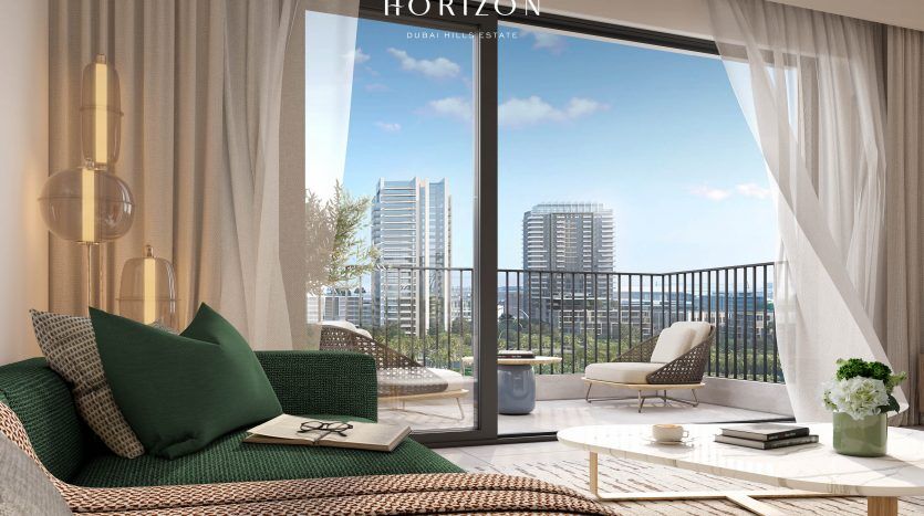 Un salon élégant et moderne s'ouvre sur un balcon donnant sur un paysage urbain, avec des sièges moelleux, des oreillers décoratifs et une décoration minimaliste dans une villa exclusive à Dubaï.