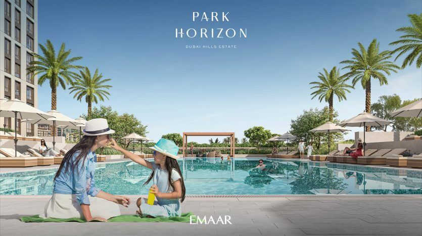 Deux femmes portant des chapeaux de soleil se détendent au bord d'une piscine luxueuse du Park Horizon, Dubai Hills Estate, entourées de chaises longues et d'un bâtiment moderne sous un ciel bleu clair, représentant un investissement idéal à Dubaï.