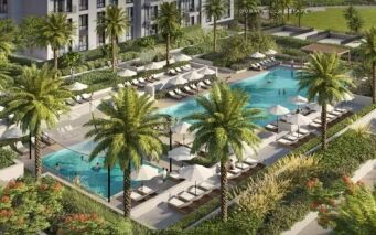 Vue aérienne d'un luxueux espace piscine avec chaises longues et parasols, entouré de palmiers et d'une villa moderne de Dubaï, dans un cadre lumineux et ensoleillé.