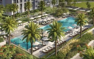Luftaufnahme eines luxuriösen Poolbereichs mit Liegestühlen und Sonnenschirmen, umgeben von Palmen und einer modernen Villa in Dubai, in einer hellen und sonnigen Umgebung.