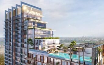 Image d’un immeuble moderne de grande hauteur avec balcons et jardins sur le toit à Dubaï. Il dispose d'une grande piscine et de terrasses paysagées, face aux toits de la ville par temps clair. Le bâtiment est