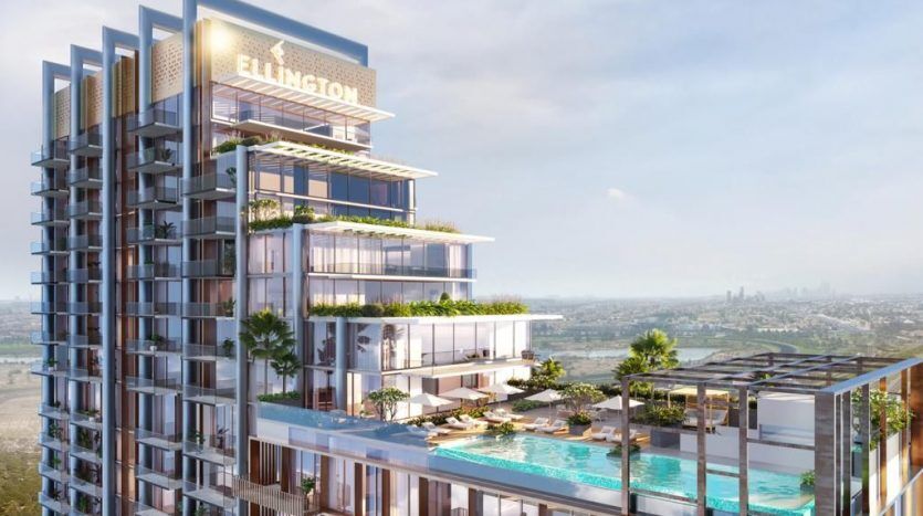Image d’un immeuble moderne de grande hauteur avec balcons et jardins sur le toit à Dubaï. Il dispose d'une grande piscine et de terrasses paysagées, face aux toits de la ville par temps clair. Le bâtiment est