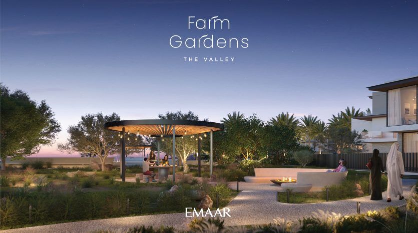 Une soirée sereine dans les jardins d'une ferme avec des gens se relaxant sous un pavillon, entourés d'une verdure luxuriante et de maisons modernes à Dubaï, avec une vue sur le coucher de soleil en arrière-plan.