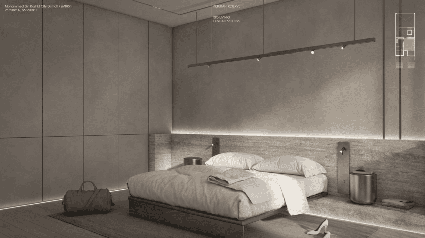 Une chambre minimaliste dans un appartement de Dubaï aux tons beiges apaisants, comprenant un grand lit, des panneaux muraux élégants, un luminaire suspendu et quelques décorations simples comme un sac et des chaussures au sol