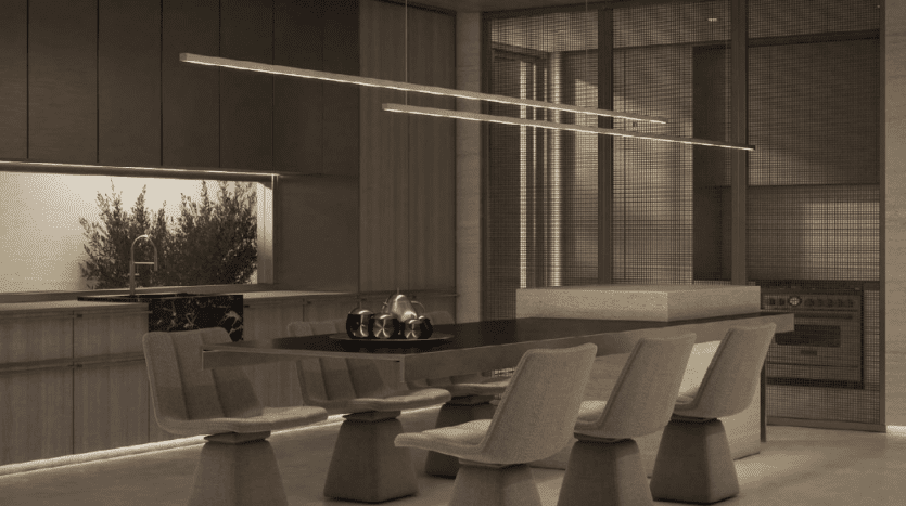Salle à manger moderne et minimaliste dans une villa de Dubaï comprenant une table en bois élégante avec huit chaises uniques aux formes douces, complétées par de longues et fines suspensions et entourées de boiseries et d'armoires en bois.