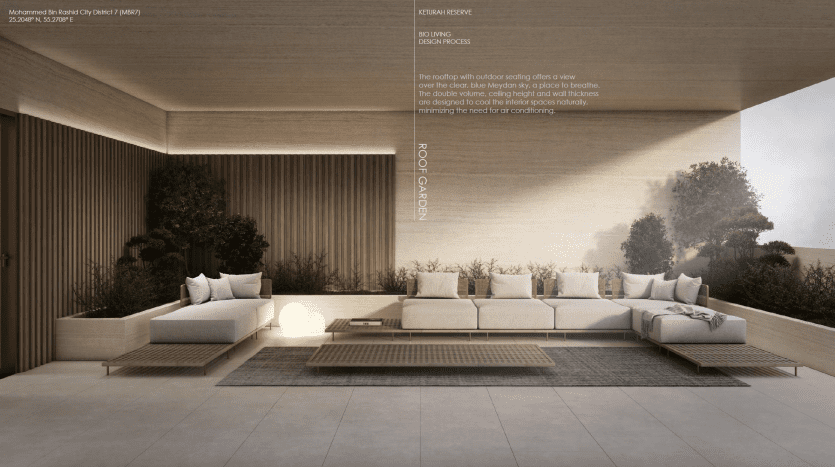 Salon intérieur moderne au design minimaliste avec de grands canapés beiges, des murs en bois et des baies vitrées révélant des arbres brumeux en arrière-plan. Un éclairage subtil rehausse l'atmosphère sereine, parfait pour ceux