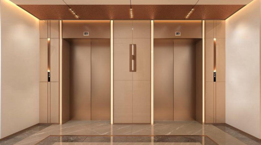 Un élégant hall d'ascenseur dans une villa à Dubaï avec deux portes d'ascenseur fermées, avec des panneaux beiges, des accents dorés et des plafonniers doux, avec un sol en marbre.