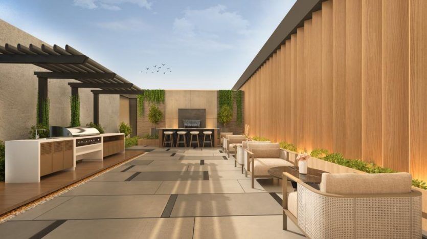 Un toit-terrasse moderne dans une villa de Dubaï avec des murs d'intimité en bois, une pergola, du mobilier d'extérieur, un coin repas et une kitchenette sous un ciel dégagé avec des oiseaux volant au loin.