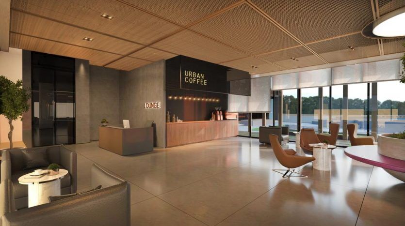 Intérieur de café moderne avec un mobilier élégant, comprenant des fauteuils et des tables, donnant sur une fenêtre avec vue sur une piste d'aéroport. Un éclairage chaleureux et une décoration élégante et minimaliste rehaussent l'ambiance de cet emplacement privilégié