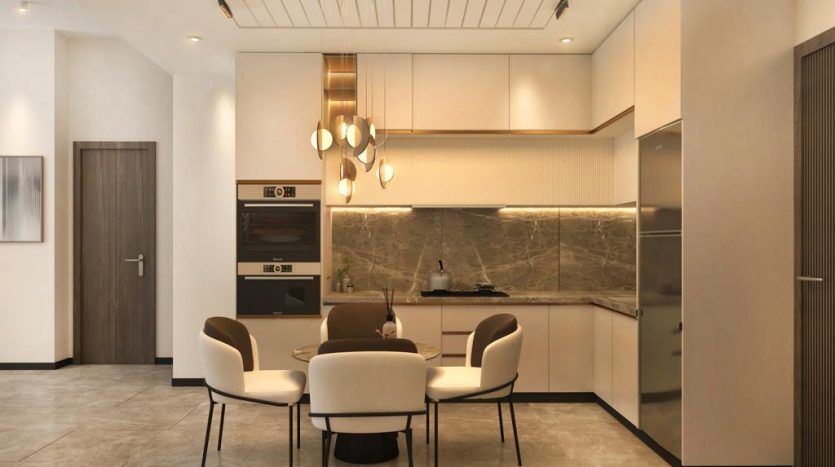 Cuisine et salle à manger modernes dans un appartement de Dubaï avec des armoires élégantes, des appareils électroménagers intégrés, un dosseret en marbre et une table à manger ronde placée sous des suspensions uniques.