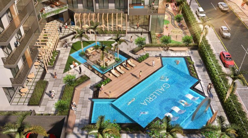 Vue aérienne d'une piscine luxueuse dans un hôtel moderne avec des gens qui se détendent, entourés de chaises longues élégantes, de cabanes et d'une verdure vibrante. Rue adjacente avec des voitures passant à Dubaï