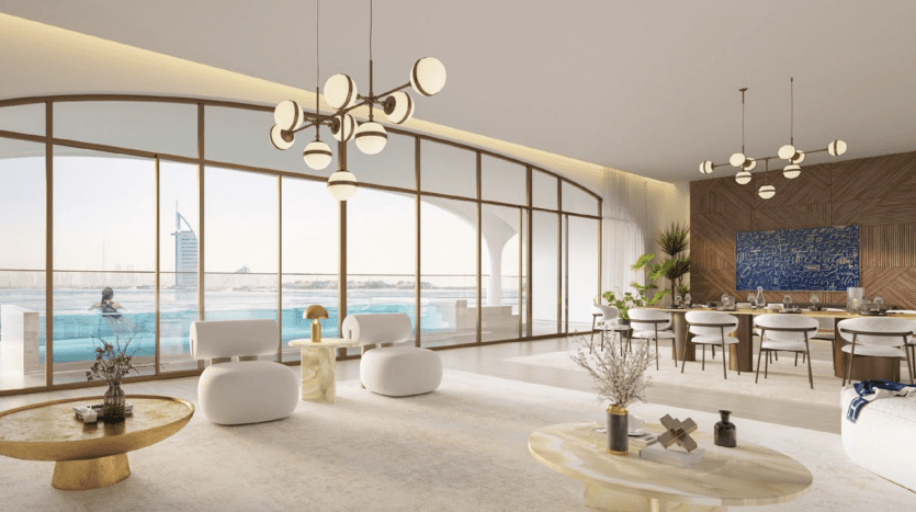 Un salon moderne et luxueux doté de larges fenêtres vitrées donnant sur la mer à Dubaï, doté d'un mobilier élégant, d'une grande œuvre d'art bleue et d'une piscine extérieure.