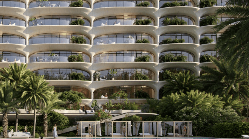 Un hôtel immobilier incurvé moderne à plusieurs étages avec des balcons donnant sur une piscine tranquille entourée d'une verdure luxuriante et de palmiers, représentant une opportunité exclusive à Dubaï.