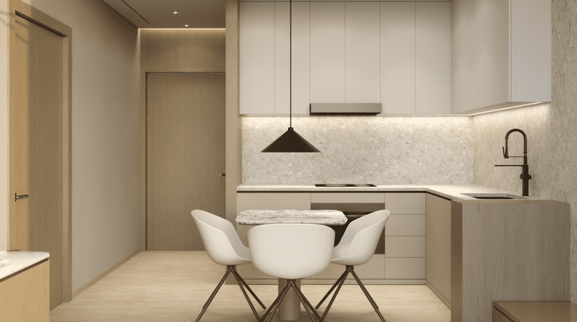 Intérieur de cuisine moderne aux tons neutres, comprenant des armoires blanches, un dosseret en marbre et un îlot central avec des chaises blanches sous une suspension dans une propriété de l'immobilier Dubaï.