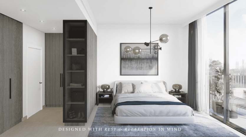 Une chambre moderne et minimaliste dans une villa à Dubaï, comprenant un grand lit avec une literie bleue et blanche, des étagères en bois intégrées, un sol élégant et de grandes portes vitrées menant à un balcon, étiqueté « des