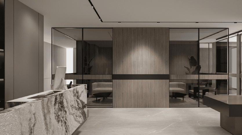 Un hall de bureau moderne doté de panneaux en bois élégants et d'accents en pierre. L'espace est bien éclairé avec un éclairage encastré et meublé de coins salons minimalistes. Les cloisons vitrées renforcent son aspect ouvert et contemporain, adapté à