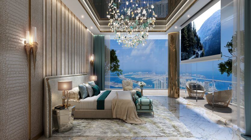 Chambre luxueuse dans une villa de Dubaï avec un grand lit, un lustre élégant et des baies vitrées offrant une vue sur les montagnes enneigées. Une décoration moderne et un coin salon près de la fenêtre ajoutent à l'ambiance.